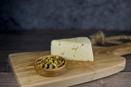 Монкле́р Нуазе́тт (Montclair Noisett) - сыр полутвёрдый, выдержанный, с фисташкой от "Мамонтовская сыроварня" 150 гр.